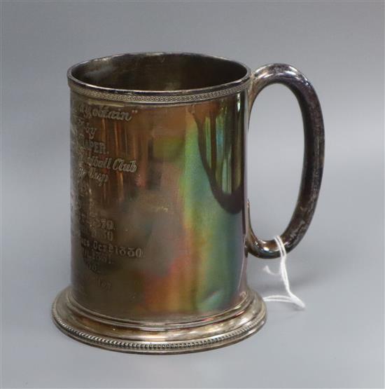 A late Victorian silver presentation mug with engraved inscription, William & John Barnard, London, 1878, 9 oz.